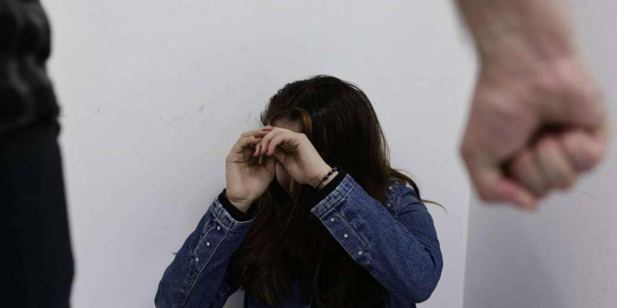 ¿Cuál es la pena por violencia intrafamiliar en Ecuador?