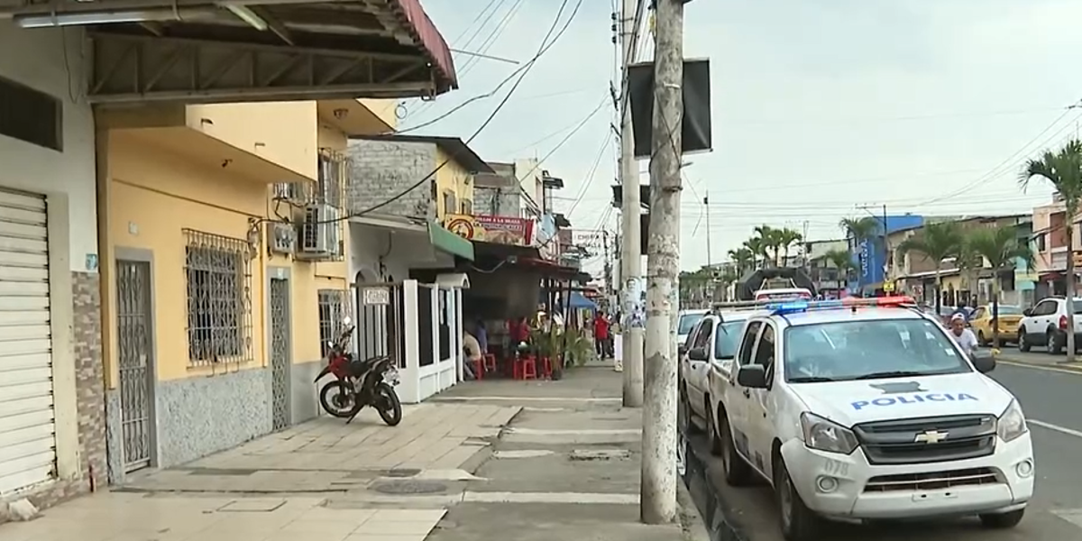 Impactante video muestra cómo cuatro hombres en moto amenazaron a un local en Guayaquil