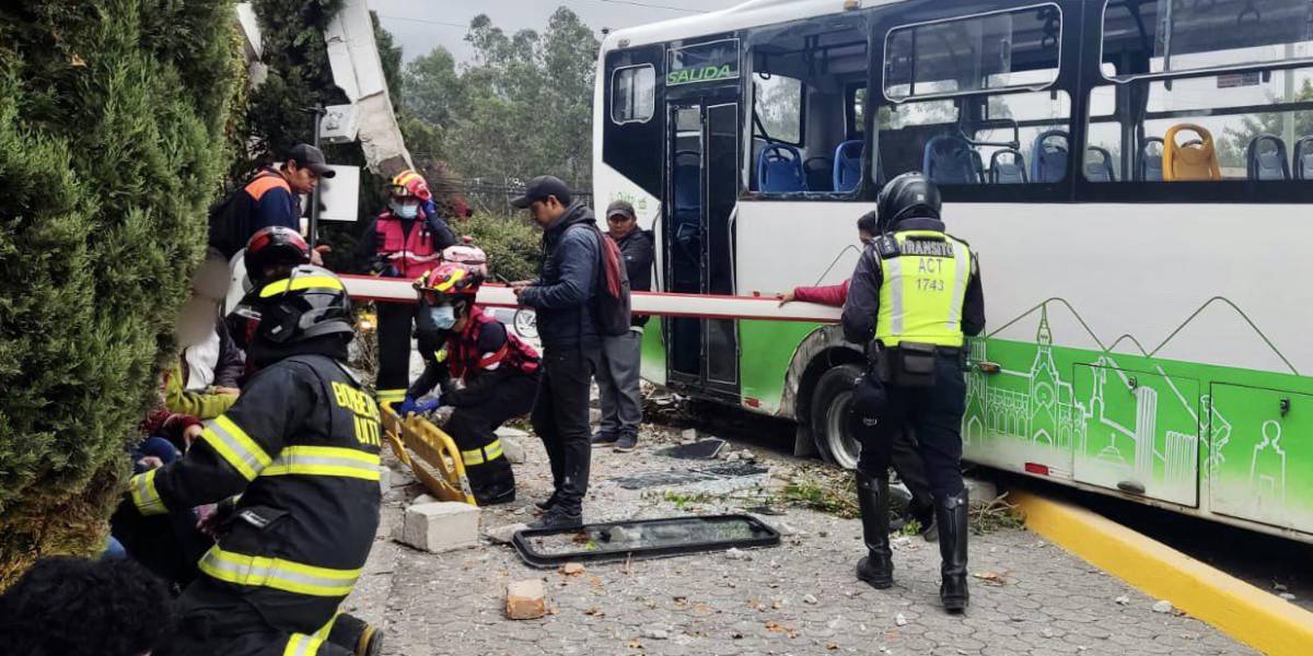 Un video registró el momento en el que un bus chocó contra el cerramiento de una urbanización en Quito