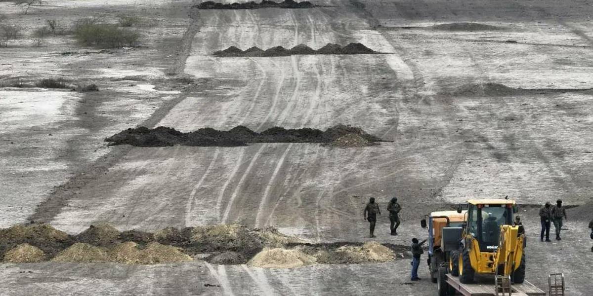 La FAE inhabilitó una pista de aterrizaje clandestina en Chanduy, Santa Elena