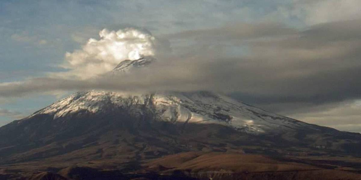 El volcán Cotopaxi emite gases y ceniza, aunque hay descenso de la actividad