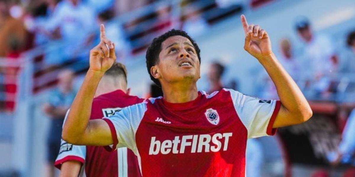 Anthony Valencia anota un gol en el fútbol de Bélgica