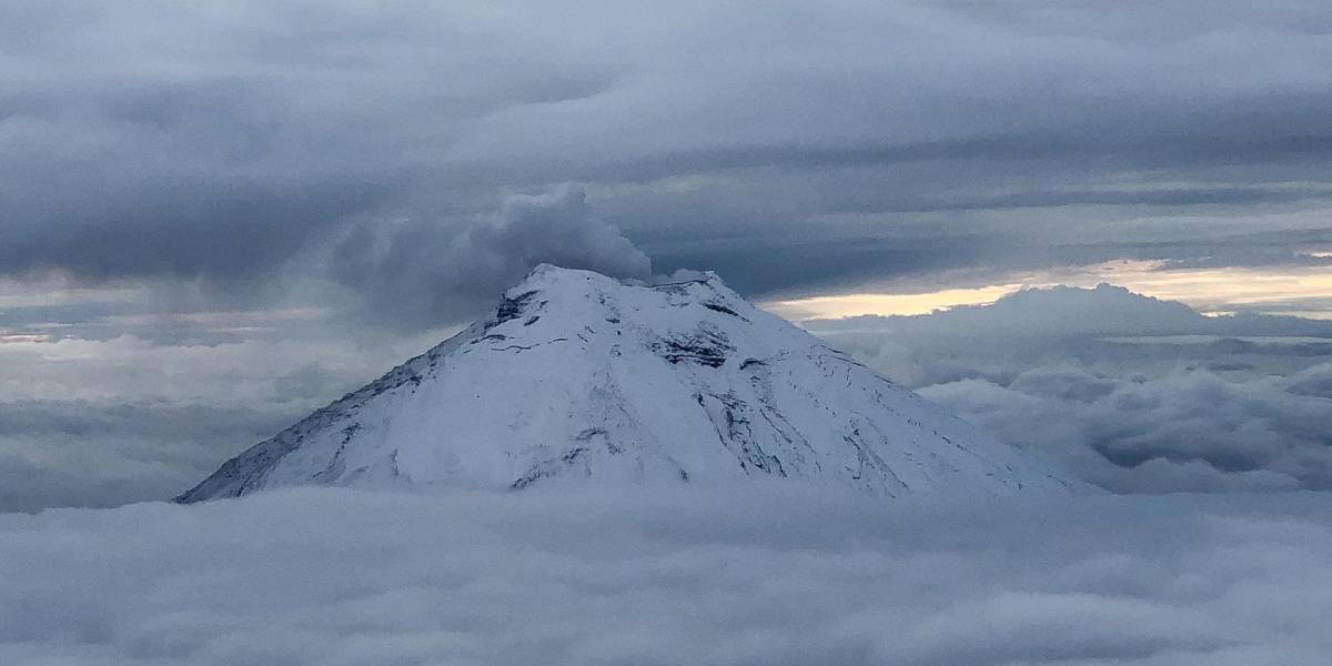 Volcán Cotopaxi expulsa nubes de gases que se elevan hasta los 500 metros