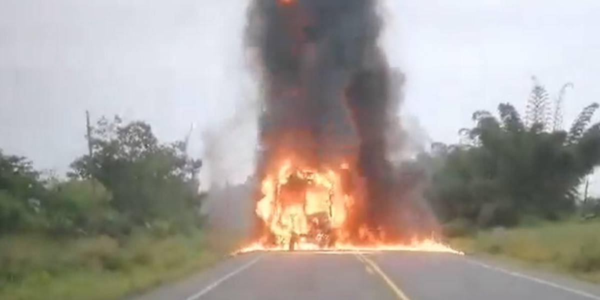 Un bus se incendió tras choque contra una motocicleta, en Buena Fe, Los Ríos