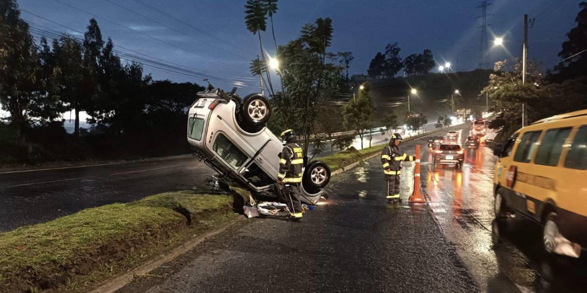 Quito | Un vehículo perdió pista y se volcó en la av. Simón Bolívar