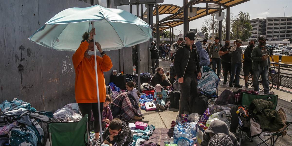 Refugiados rusos y ucranianos montan campamento en ciudad mexicana de Tijuana