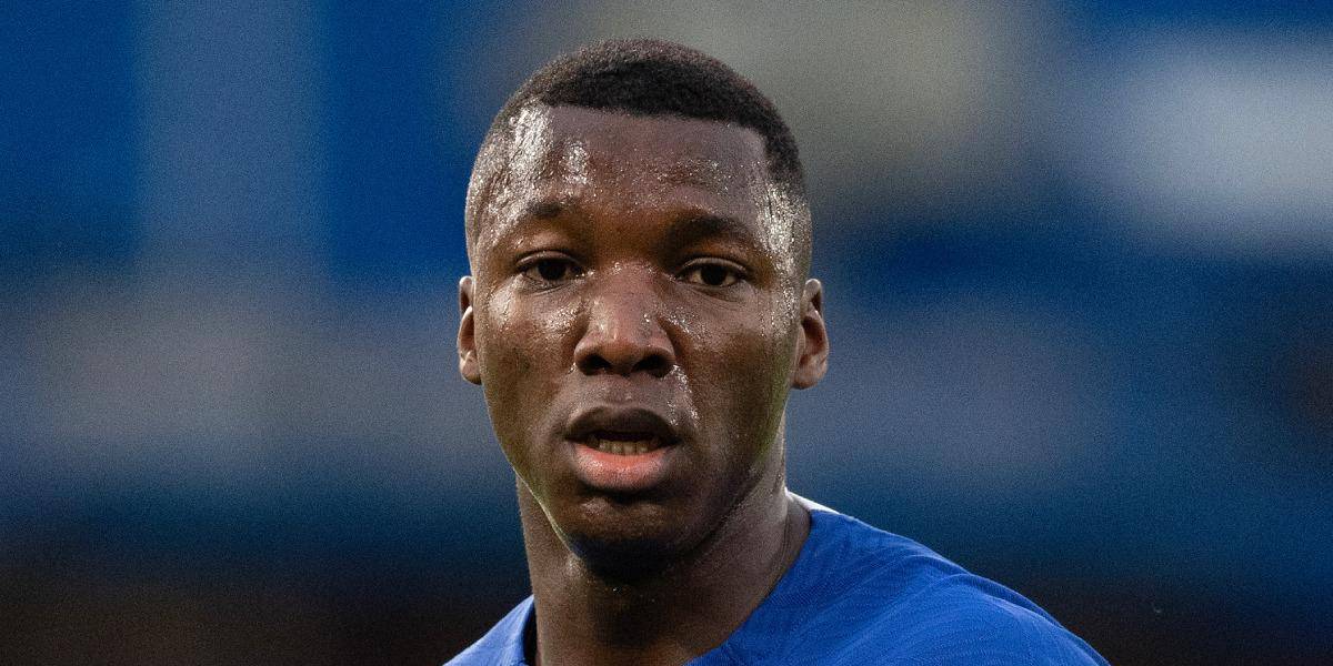 El descontento de Moisés Caicedo tras perder la final de la Copa de la Liga de Inglaterra ante el Liverpool