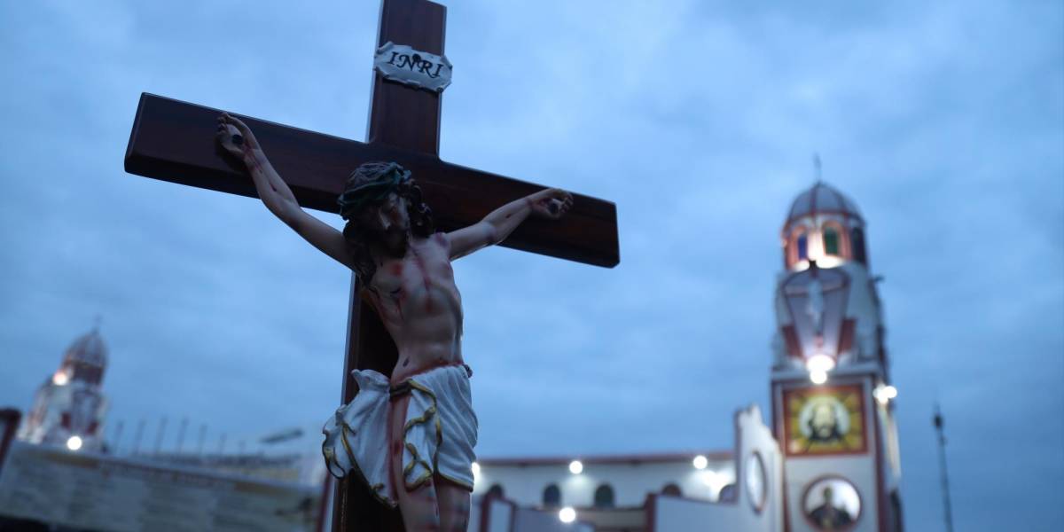 Guayaquil, viernes 29 de marzo del 2024 En el suburbio de Guayaquil se realiza la Procesión del Cristo del Consuelo.