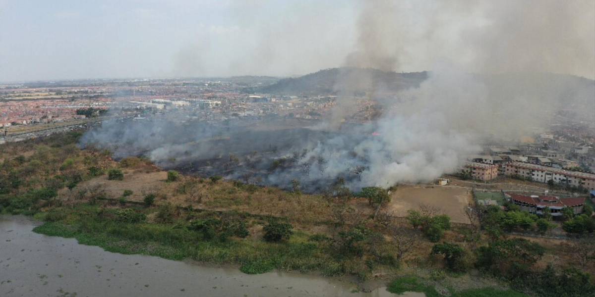 Un incendio forestal se observa desde la avenida Narcisa de Jesús, en el norte de Guayaquil