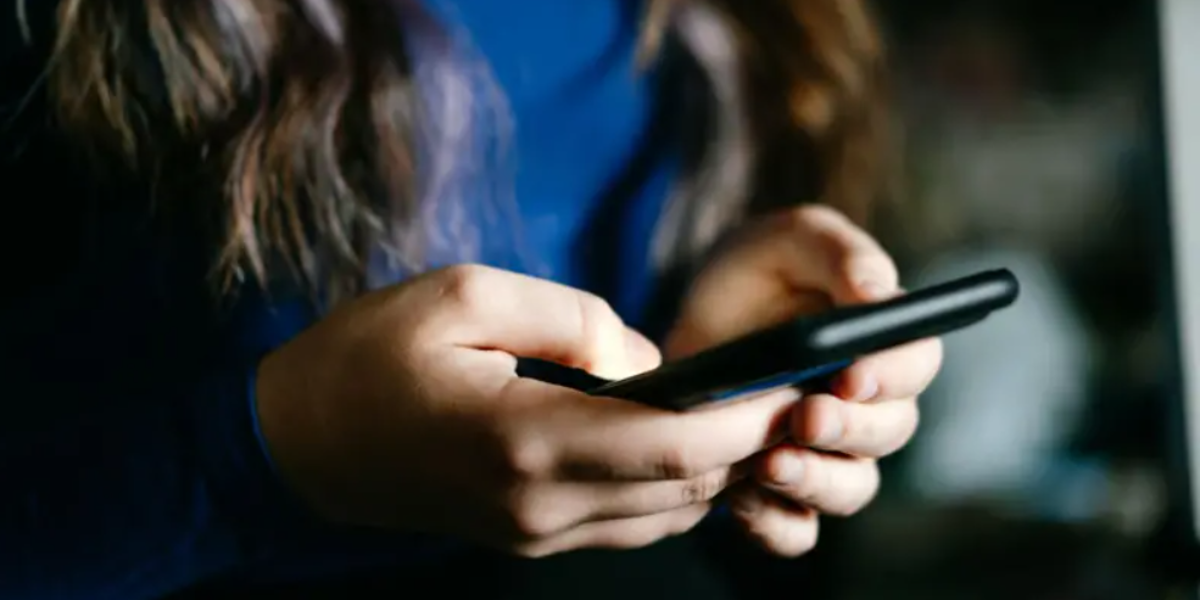 Los desafíos que enfrenta Australia para implementar la prohibición del acceso de los menores de 16 años a las redes sociales