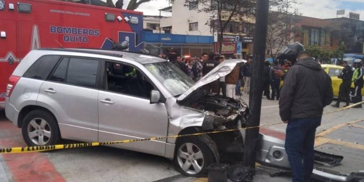 Quito | Un auto presuntamente robado provocó siniestro durante persecución policial en la avenida Colón