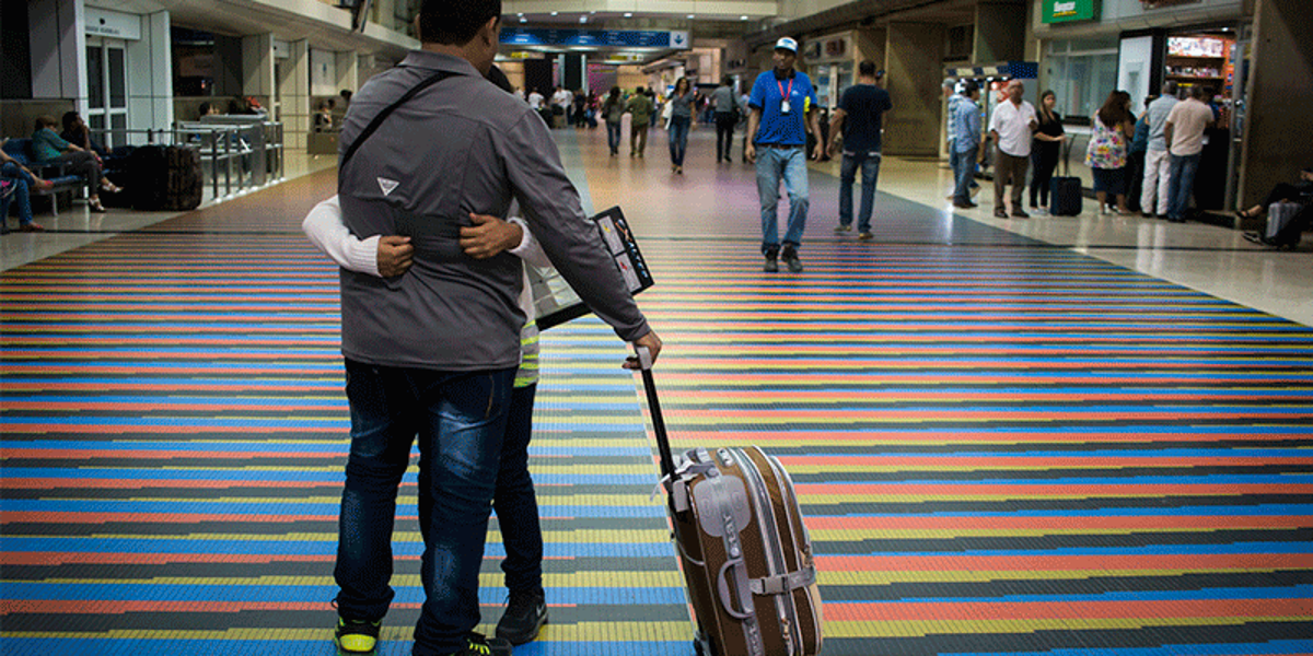 Una encuesta regional revela que casi la mitad de los ecuatorianos emigrarían si tuvieran los recursos necesarios