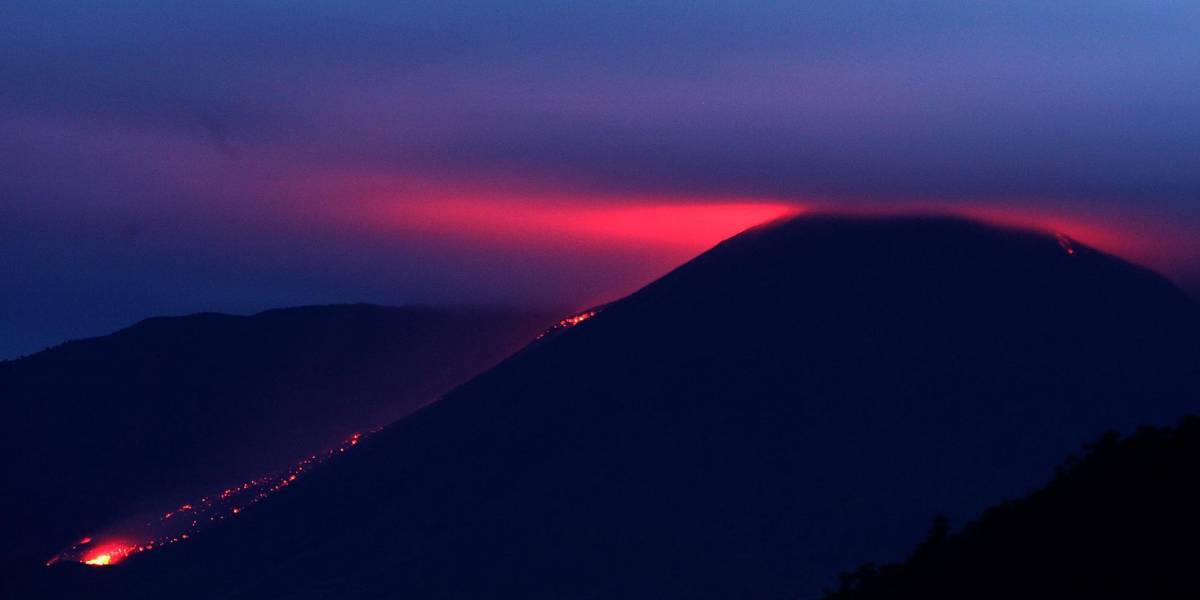¡Impresionante! Volcán El Reventador mostró un brillo en su cráter