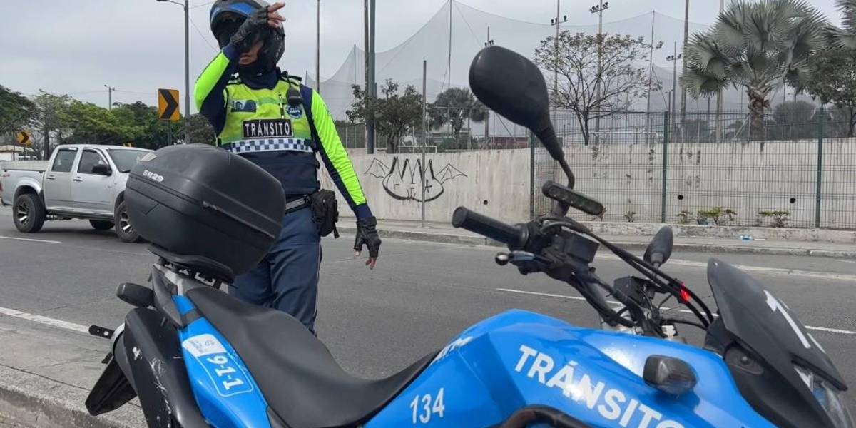 Agente de tránsito que atrapó a dos ladrones en Guayaquil tendrá reconocimiento de ATM