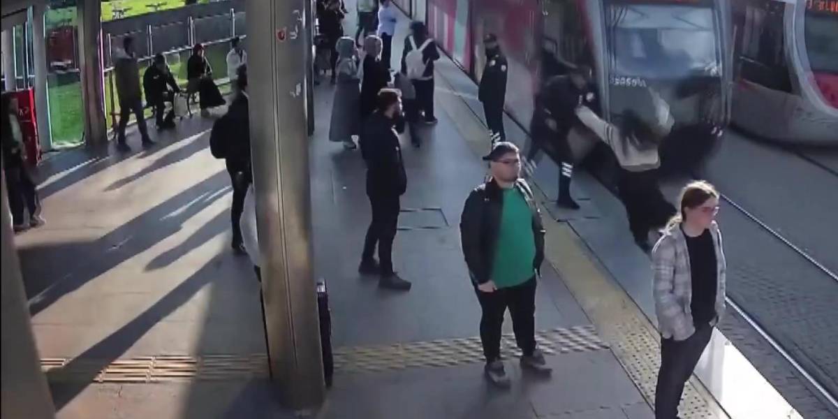 Turquía: Guardia de seguridad salva a una mujer de ser atropellada por un tranvía