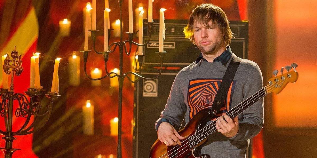 Esposa del exbajista de Maroon 5 lo acusa de agresión tras descubrir mensajes sexuales con adolescentes