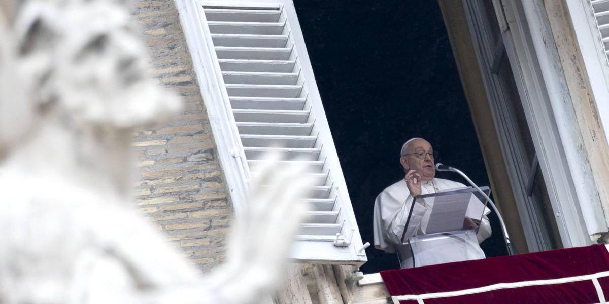 El papa Francisco afirma que reza por la paz en Ecuador