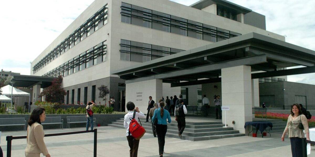 Embajada de EE. UU. en Ecuador suspende actualización de redes sociales por cierre del Gobierno