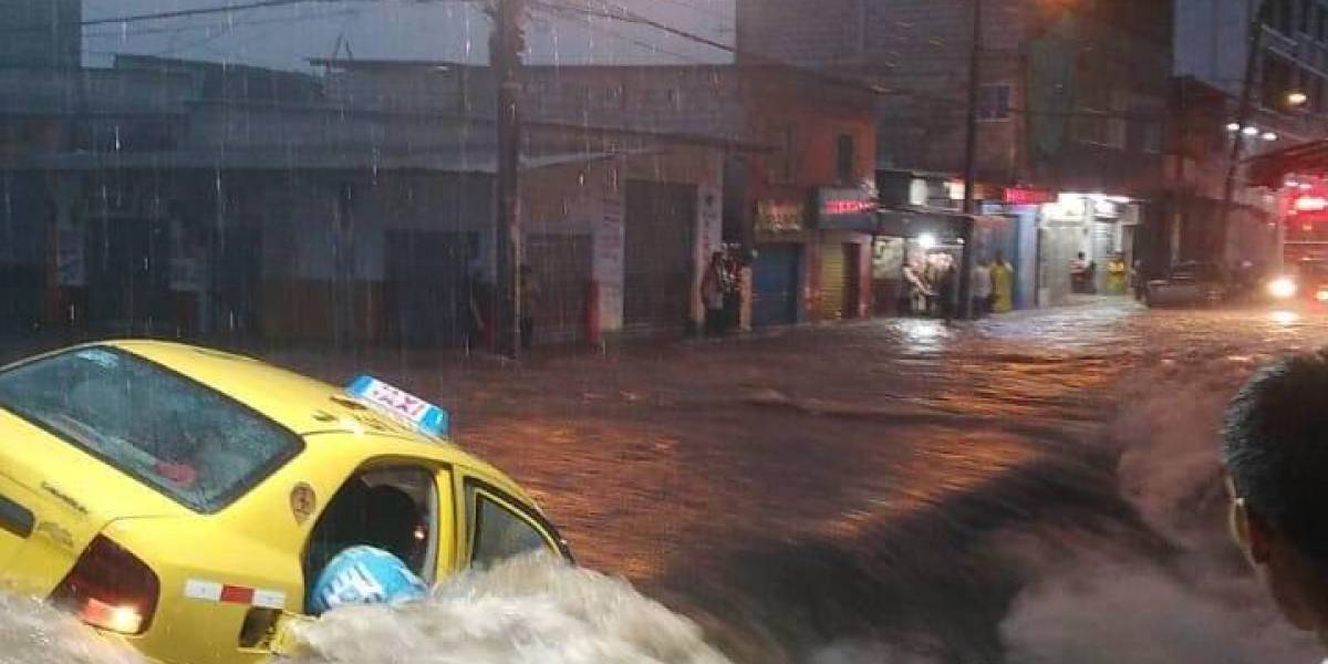 Guayaquil: un hombre, reportado como desaparecido, fue arrastrado por el agua en una inundación en El Fortín