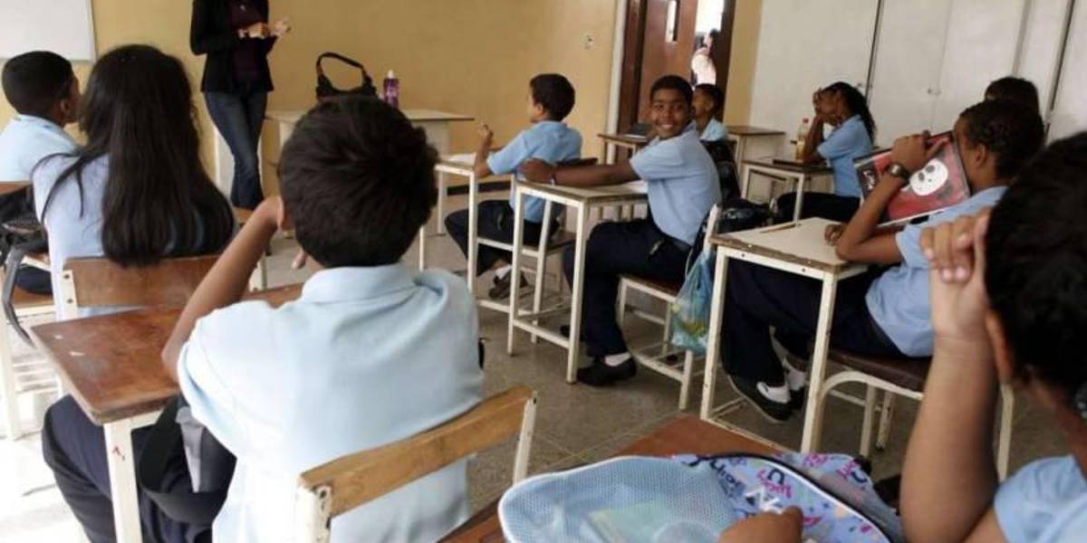 Maestros de colegios fiscomisionales recibirán bono de $ 200