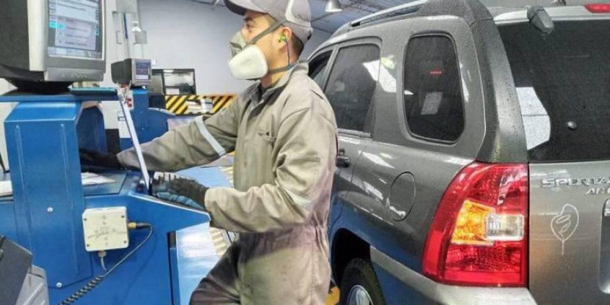Fallas en revisión técnica vehicular en Quito: carros con placas 1 y 2 serán exonerados de la multa de USD 25 por calendarización
