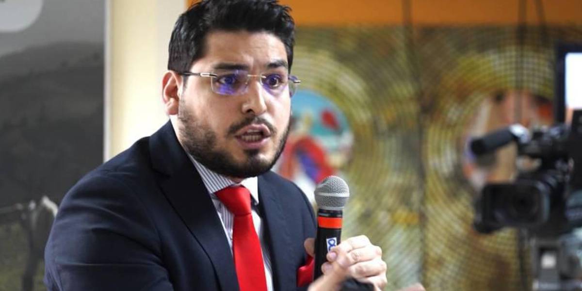 Raúl González dice que recibió otras dos llamadas pidiendo que renuncie a la Super de Bancos