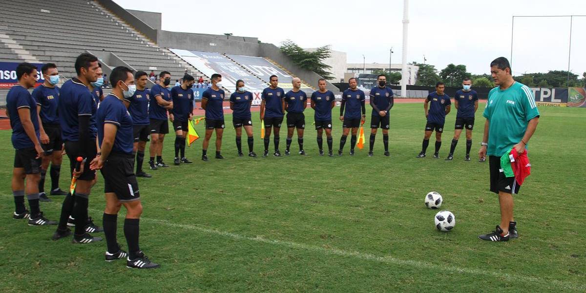 Muentes: Los árbitros están muy condicionados y no pueden tomar decisiones deliberantes