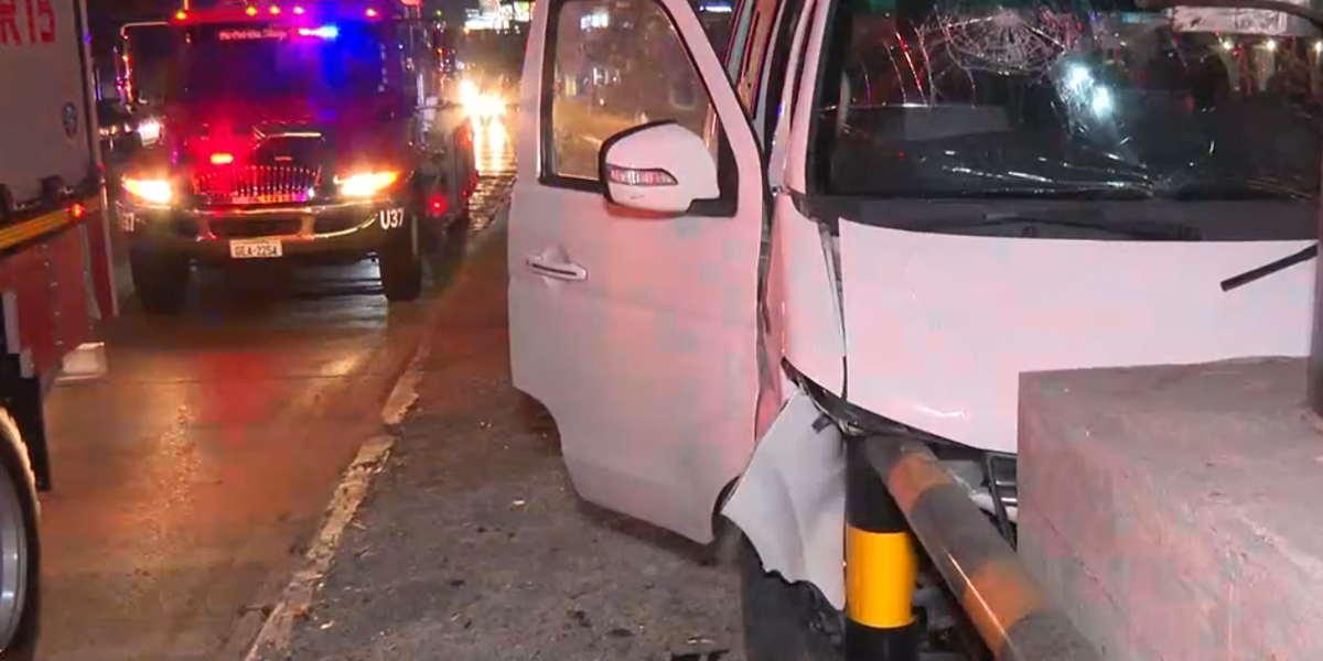 Una furgoneta se estrella contra valla publicitaria y deja varios heridos en Guayaquil