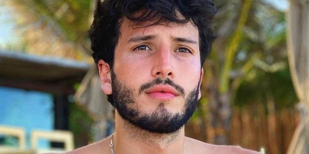 Sebastián Yatra se divierte en medio de la neblina, en las calles de Quito