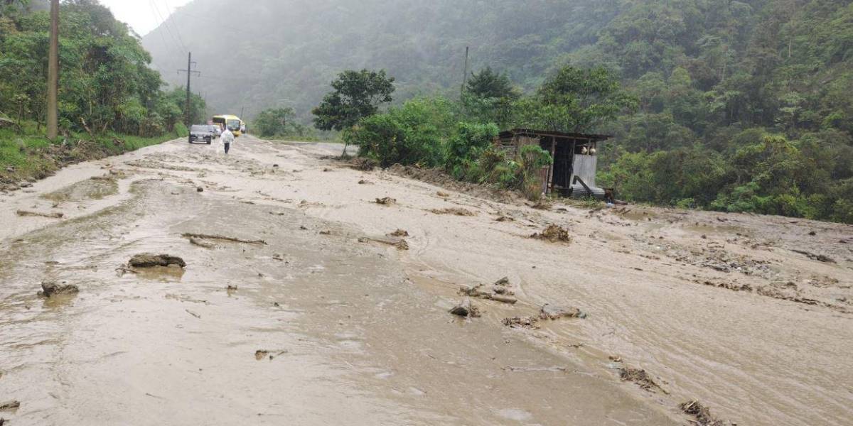 La vía Baeza-Papallacta está cerrada por un deslizamiento de tierra