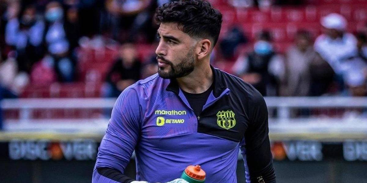 Víctor Mendoza jugó como delantero en un partido entre amigos en Estados Unidos