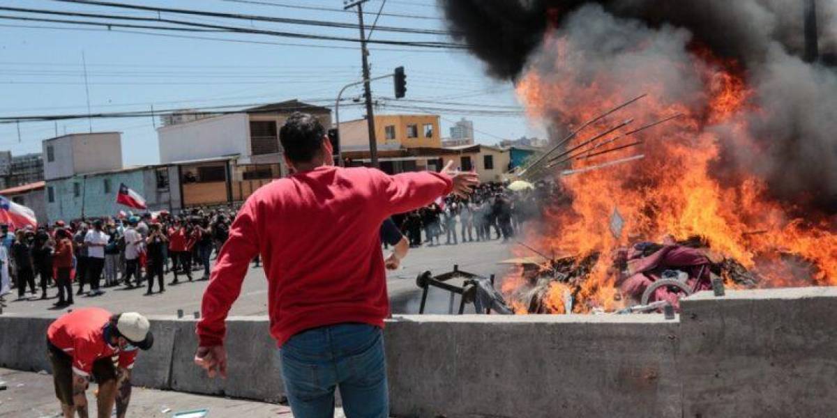 Manifestantes queman pertenencias de migrantes en protesta al norte de Chile
