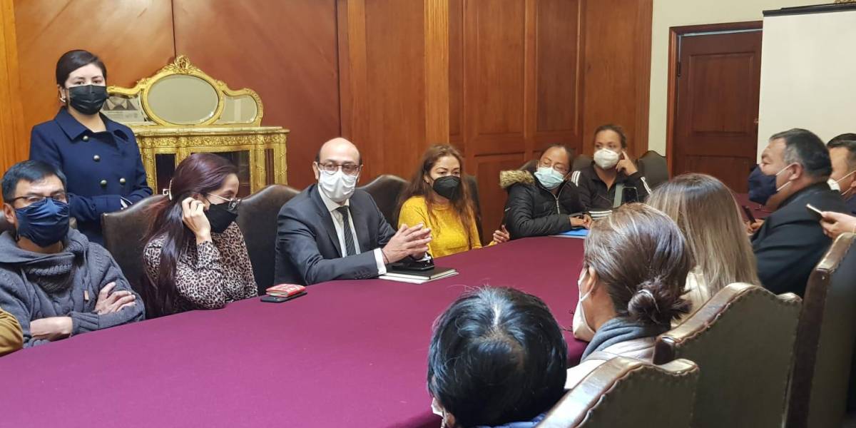 Cancillería se reúne con familiares de ecuatorianos en Ucrania