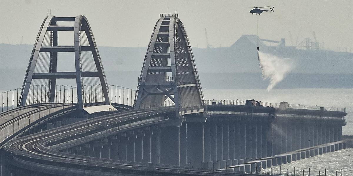 Fuerte explosión destruye parte del puente de Crimea, la joya de Putin