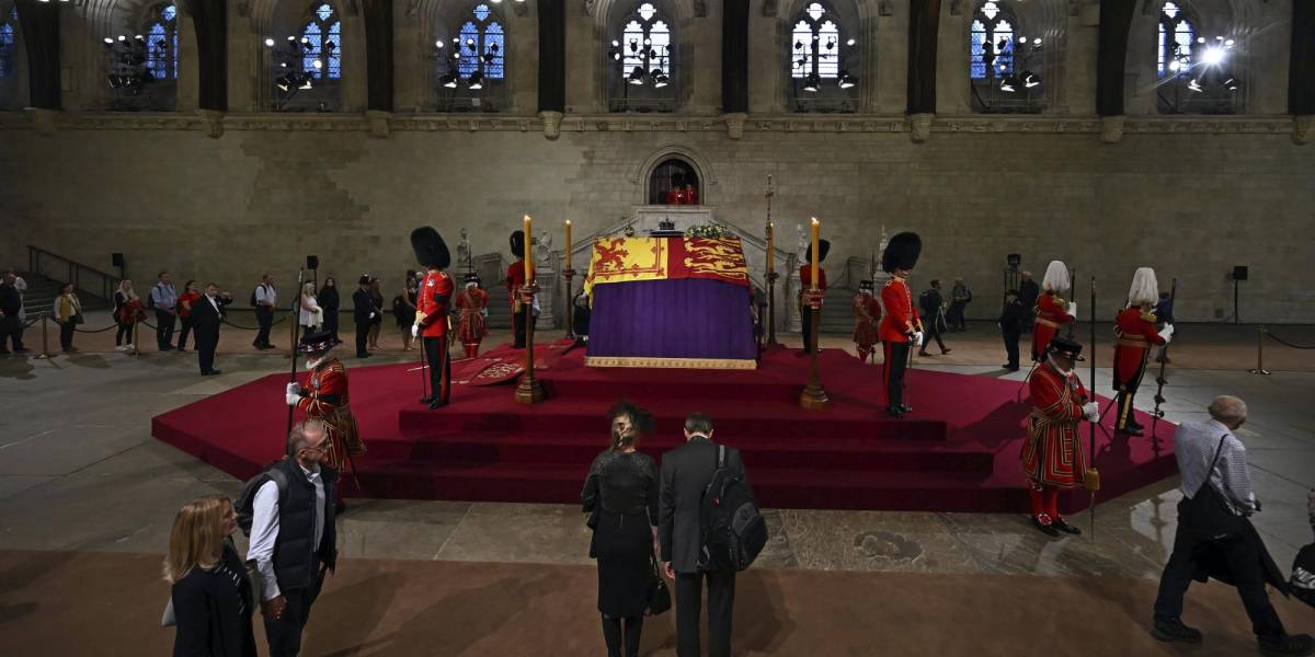 Los ciudadanos entran a rendir tributo a Isabel II en su capilla ardiente