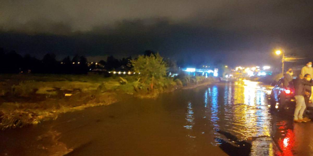 El río San Nicolás se desborda e inunda viviendas en Sangolquí