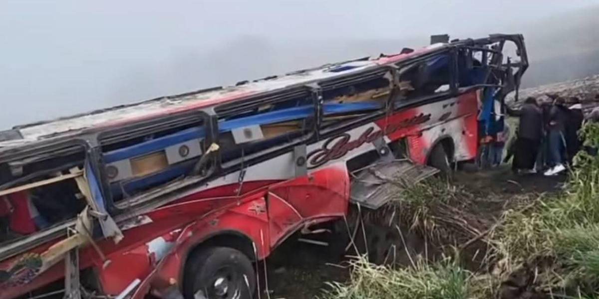 Al menos 21 muertos y 40 heridos por siniestro de bus en Simiatug, Bolívar