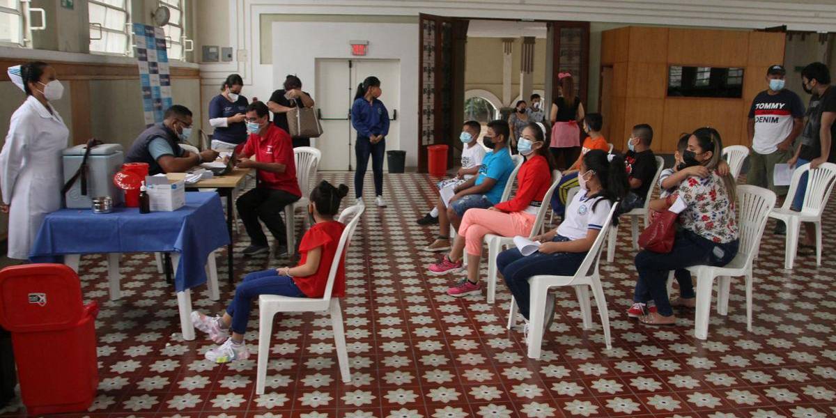 Quito se acerca a los 180 mil casos de COVID-19 y Guayaquil a los 50 mil a paso lento