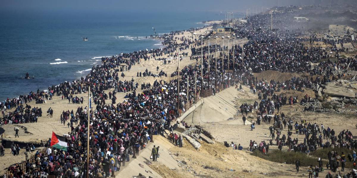 Miles de palestinos regresan al norte de Gaza tras 15 meses de desplazamiento