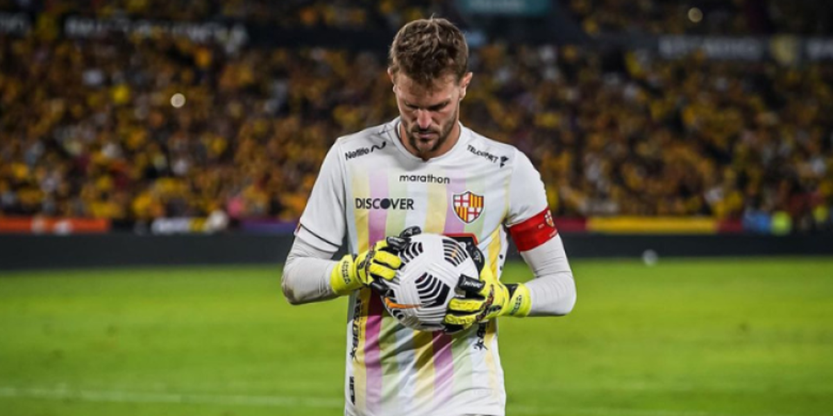 El entrenador de Barcelona SC, Ariel Holan, respalda a Javier Burrai