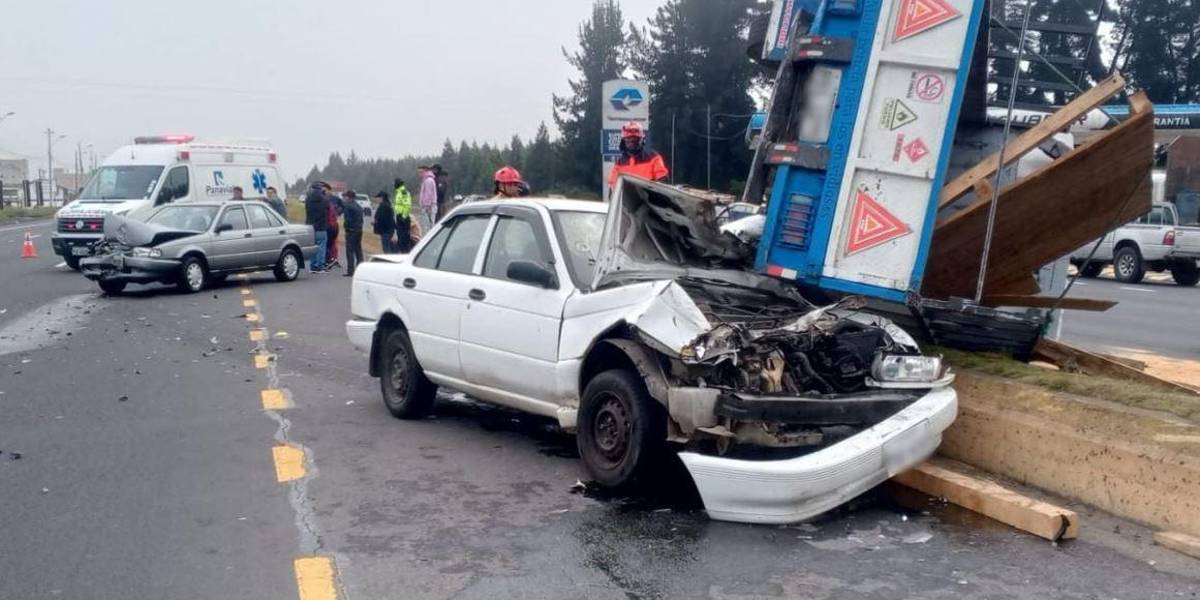 Choque múltiple en El Chasqui, Cotopaxi, deja al menos un herido