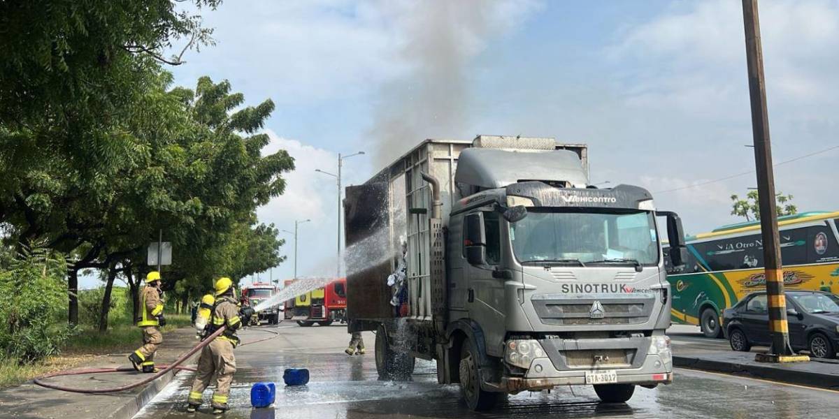 Guayaquil | Un furgón que transportaba desechos se incendió en plena vía