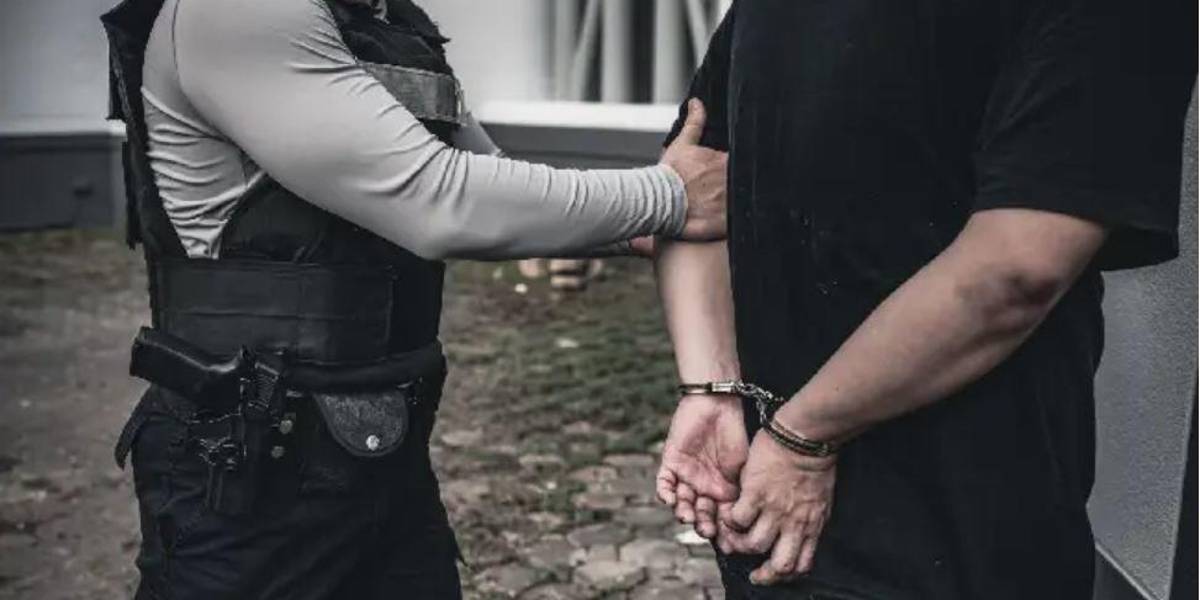 Cuatro docentes van a juicio por presunta violación grupal a dos estudiantes en Cayambe