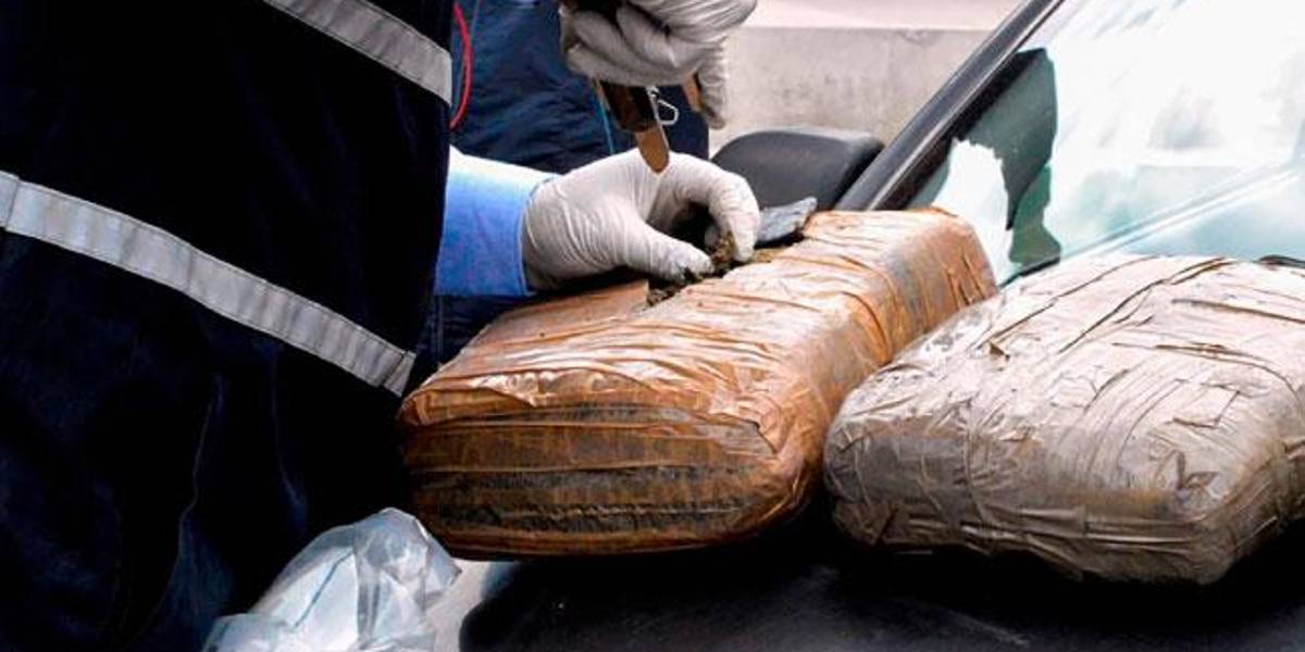 Un policía en servicio activo llevaba 200 kilos de marihuana en un vehículo robado