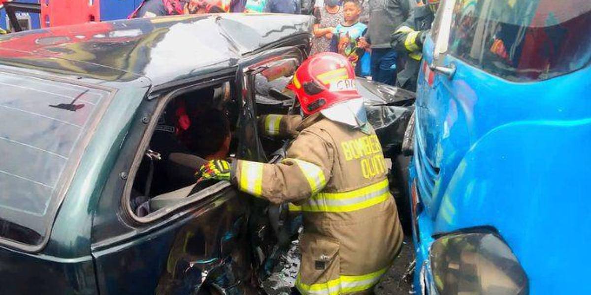 Un bus y un vehículo pequeño se impactaron en el sur de Quito