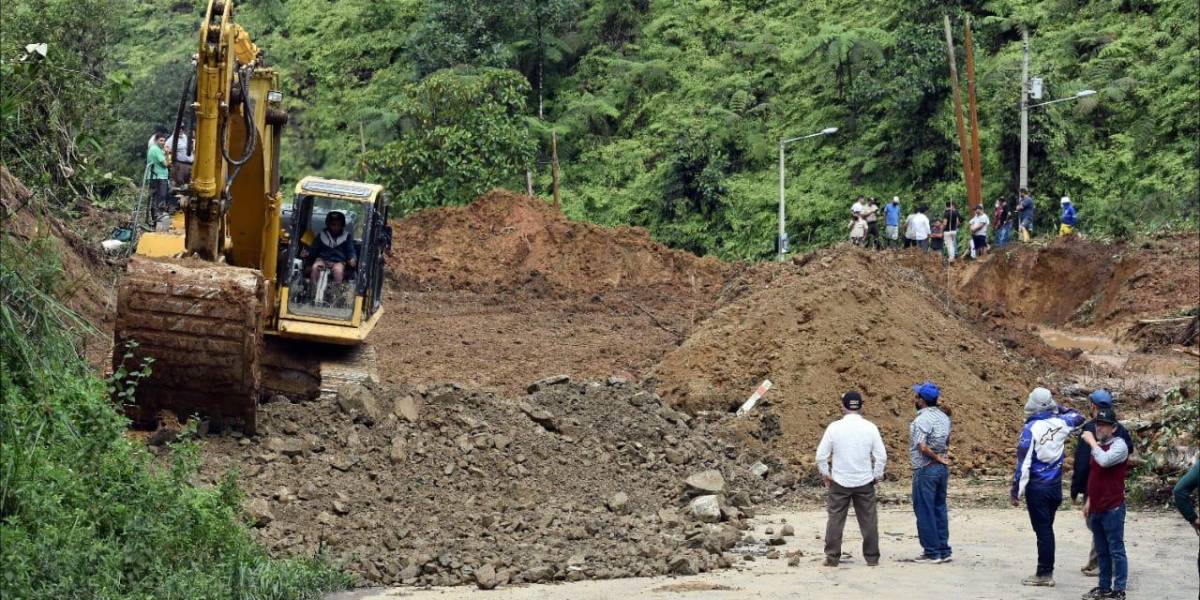 Lluvias provocan varios deslizamientos de tierra en vías de El Oro