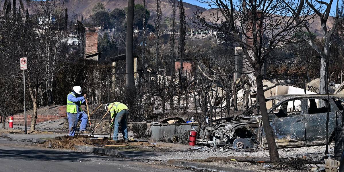 Los evacuados por incendios en Los Ángeles no podrán regresar hasta dentro de una semana