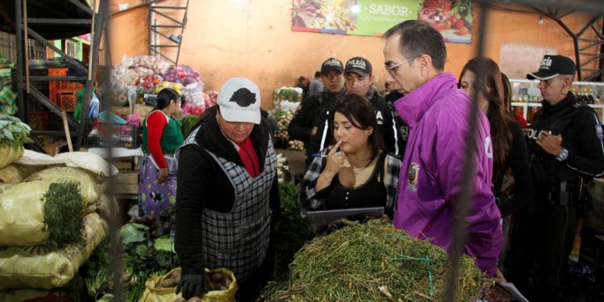 Alza del diésel: autoridades controlan precios en mercados y tiendas de Pichincha