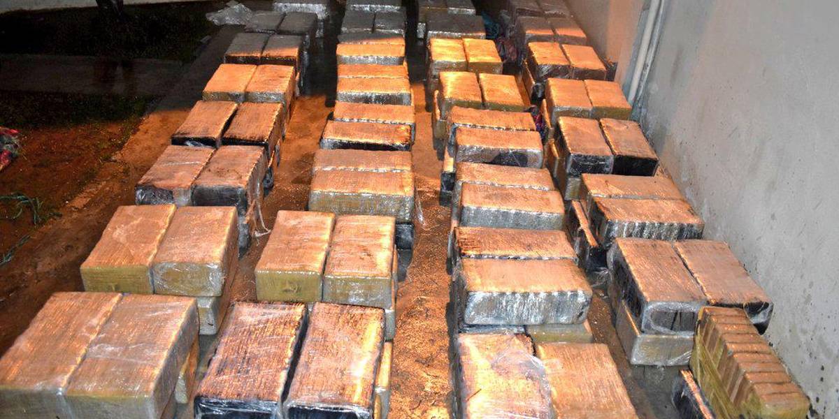 Desconocidos arrojaron cerca de una tonelada y media de droga al mar, en Manabí, tras persecución