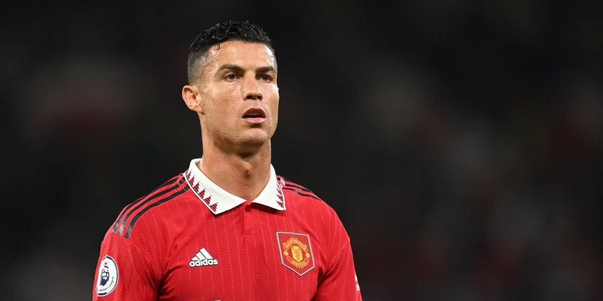 La FA acusa a Cristiano Ronaldo por golpear el celular de un aficionado